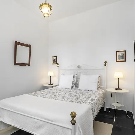 Feriehus Whome Amazing House In Carcavelos Historical Center W/ Private Patio & Bbq